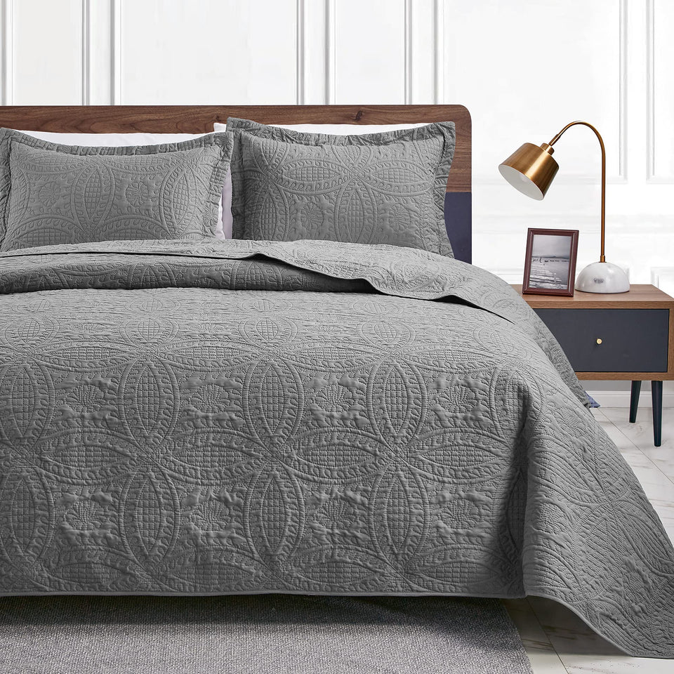 Love's cabin queen bed grey quilt offers lightweight all-season warmth and easy care.