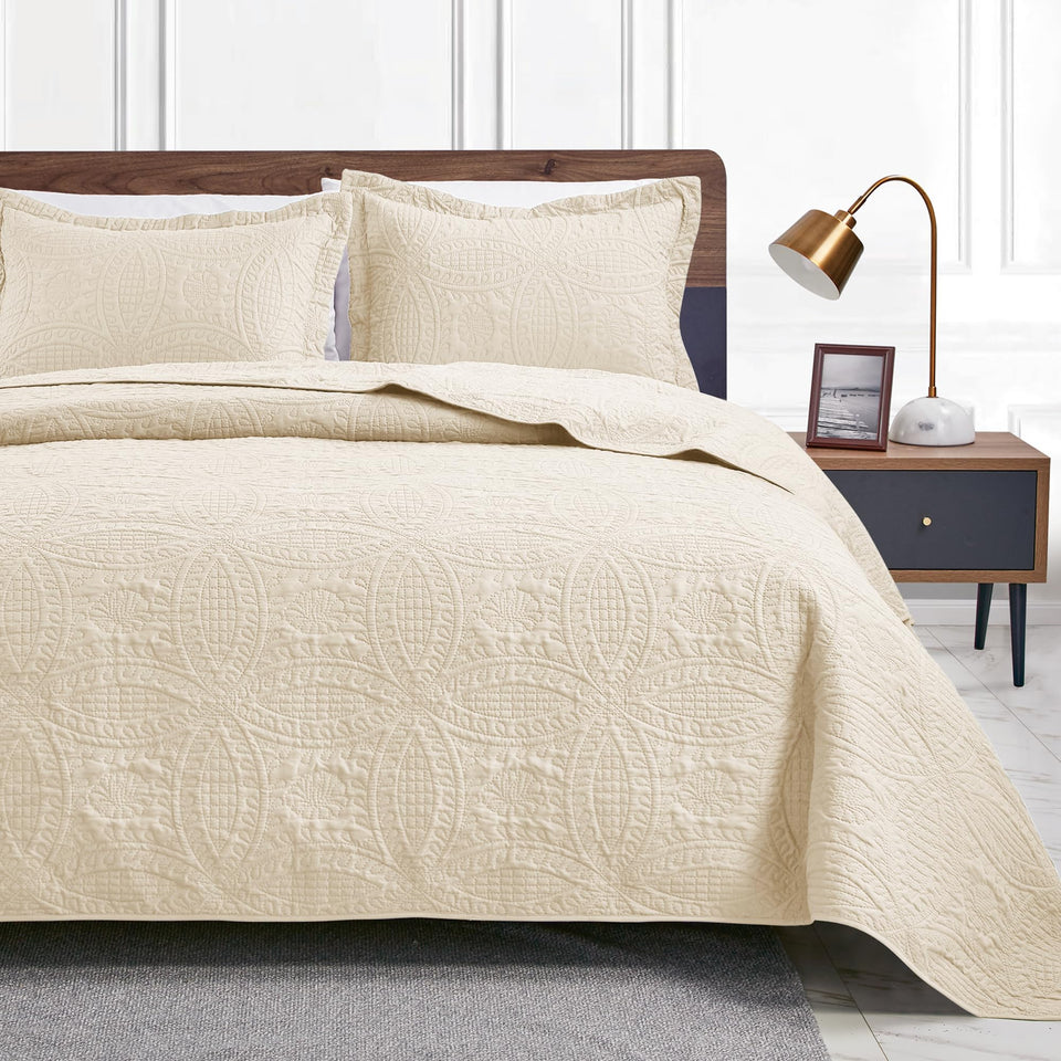 Love's cabin coin-pattern quilt on beige queen bed for year-round comfort