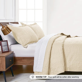 Queen-size Love's cabin three-piece quilt set with shams