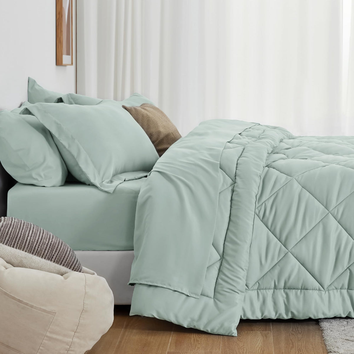 Love's cabin Aqua fitted sheet close-up shows 14-inch deep pockets for a secure fit.
