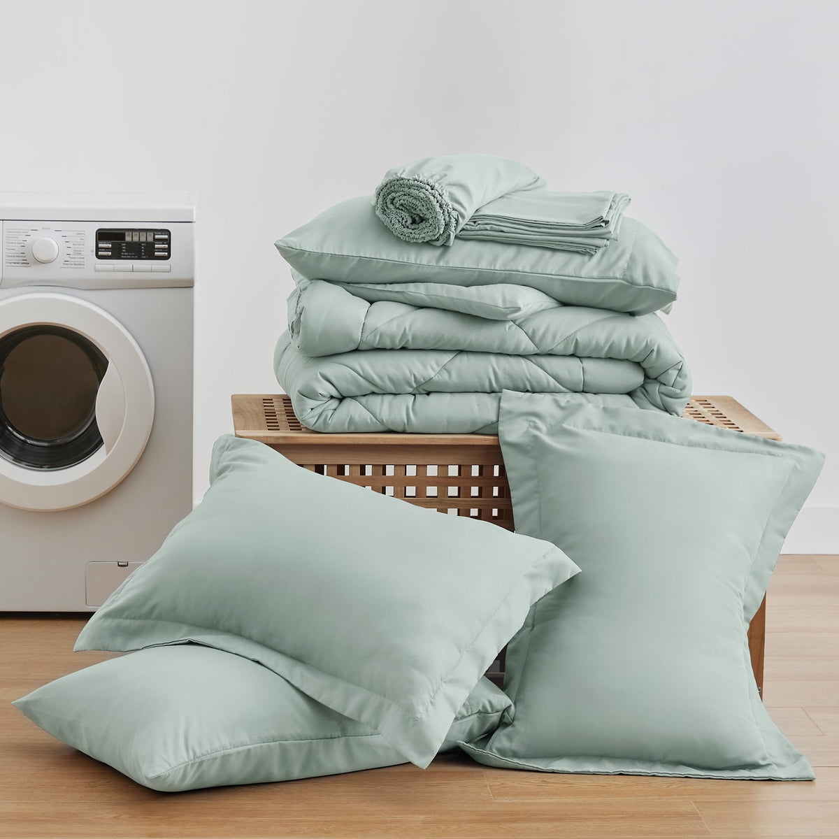 Love's cabin Aqua packaging close-up illustrates a 7-piece bedding set in a bag.