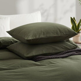 Zipper closure detail on LOVQUE duvet cover for easy bed making.