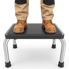 Loyoda step stool anti-slip platform close-up for secure footing.