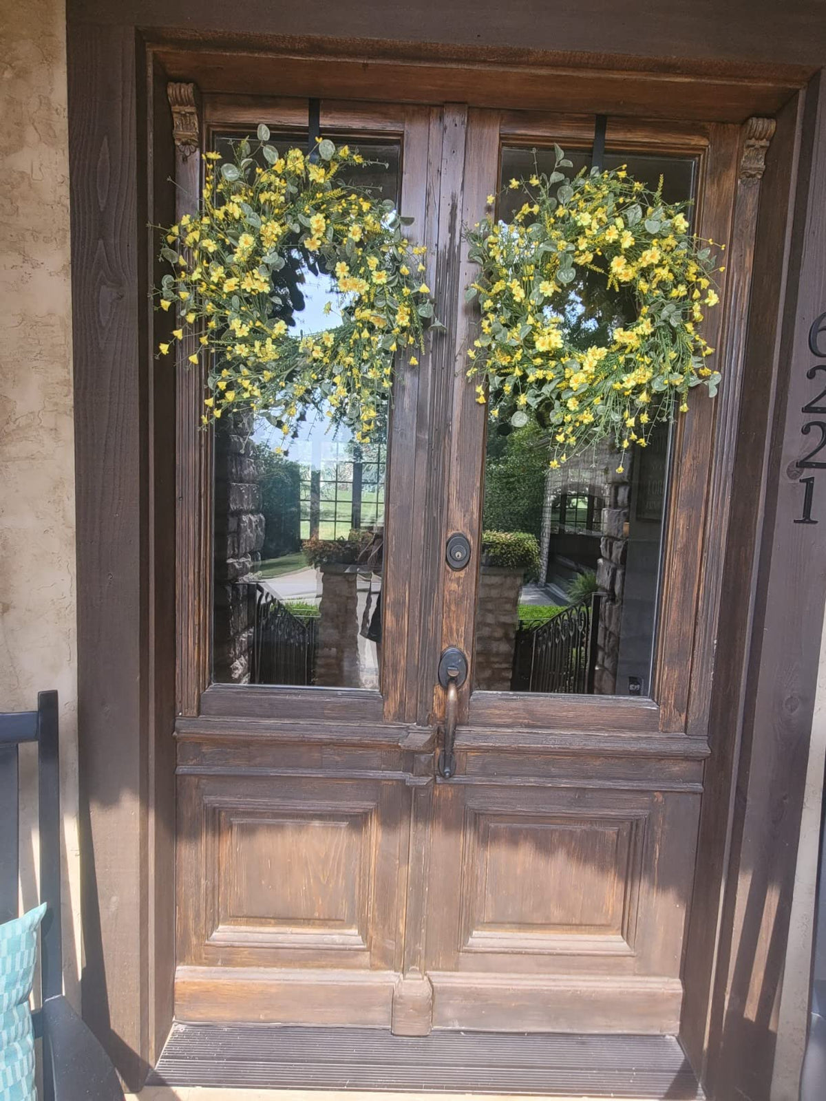 LSKYTOP bendable branches allow easy shaping for a fuller wreath