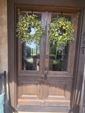 LSKYTOP bendable branches allow easy shaping for a fuller wreath