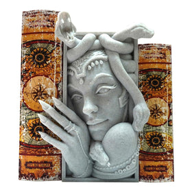 LuckyVin Medusa makes a thoughtful housewarming or gifting option.