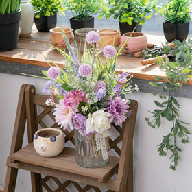LUEUR faux daisies close-up captures lifelike petals and color for year-round elegance.