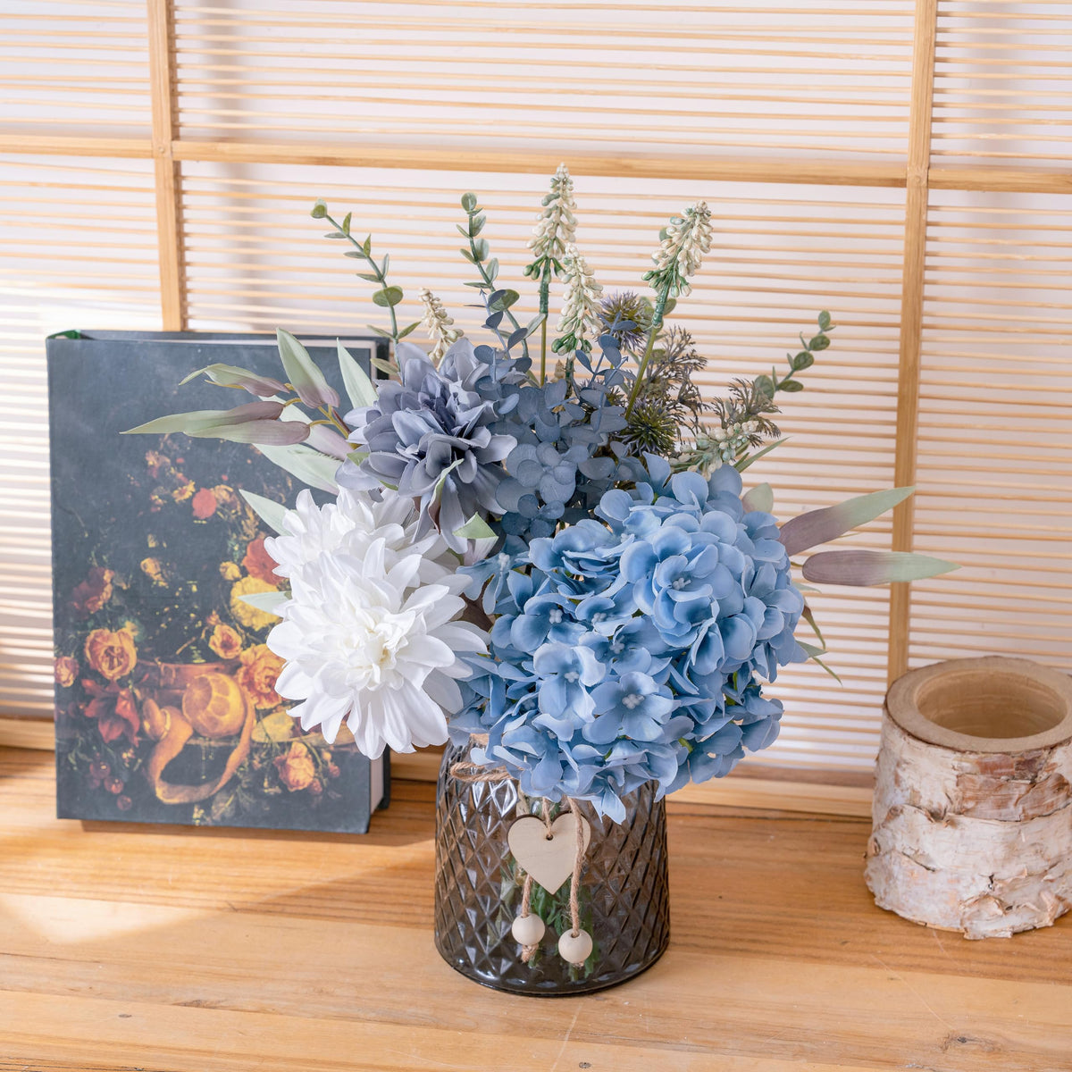 LUEUR glass vase with twine detail showcases rustic charm