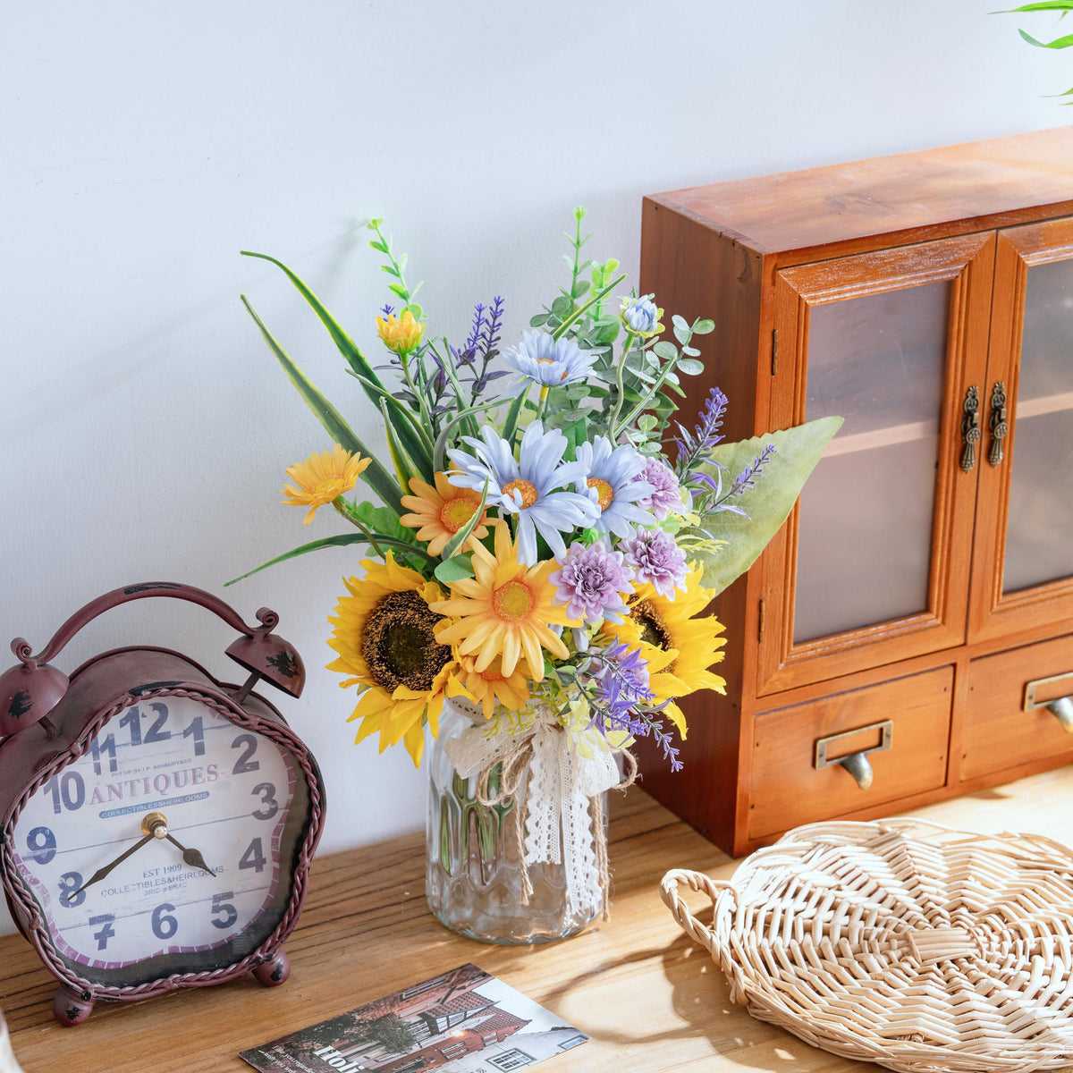 LUEUR glass vase with twine enhances rustic centerpiece styling.