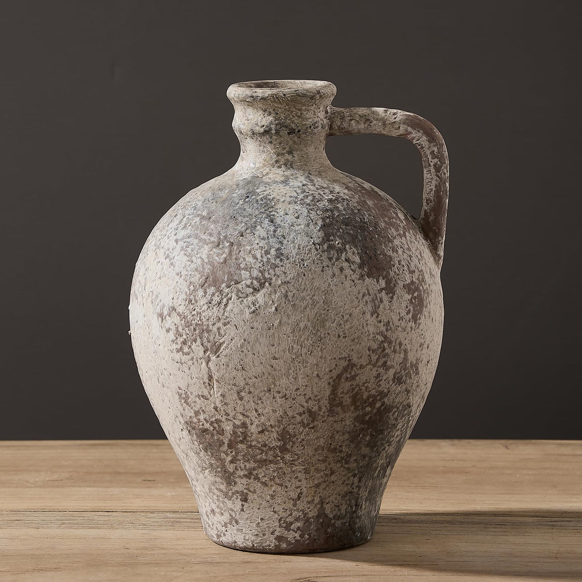LUKA dried flowers display vase adds texture to shelves