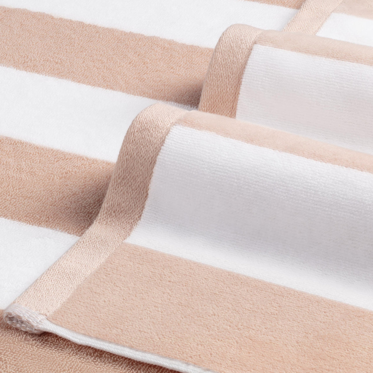 LULUHOME cotton beach towel laid flat, lint-free finish for beach days.