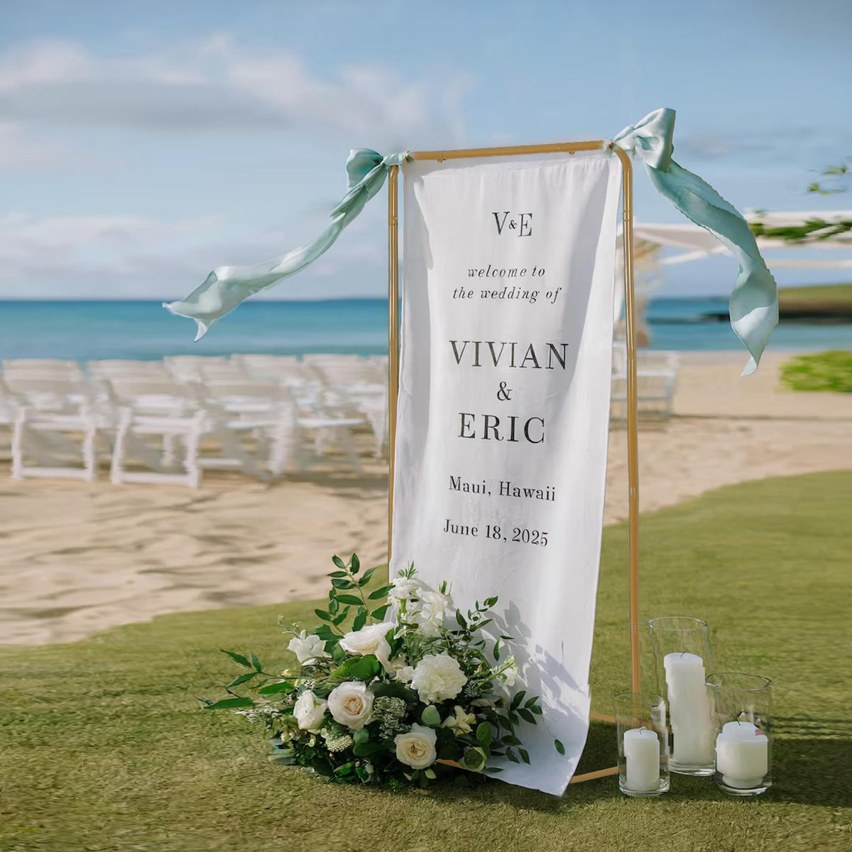Luuuucky wedding sign holder with adjustable-height option for flexible event signage.