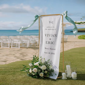 Luuuucky wedding sign holder with adjustable-height option for flexible event signage.