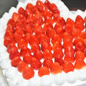 Lyrow artificial strawberries in a centerpiece for eye-catching displays.