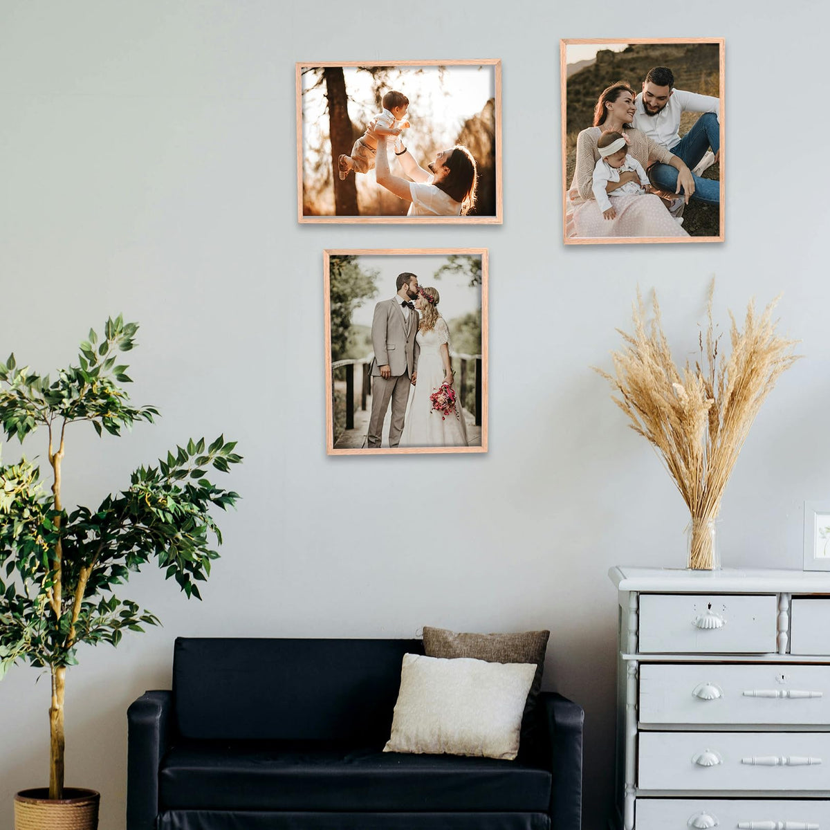 LYYYXGYP plexiglass protects photos from dust and moisture in these frames.