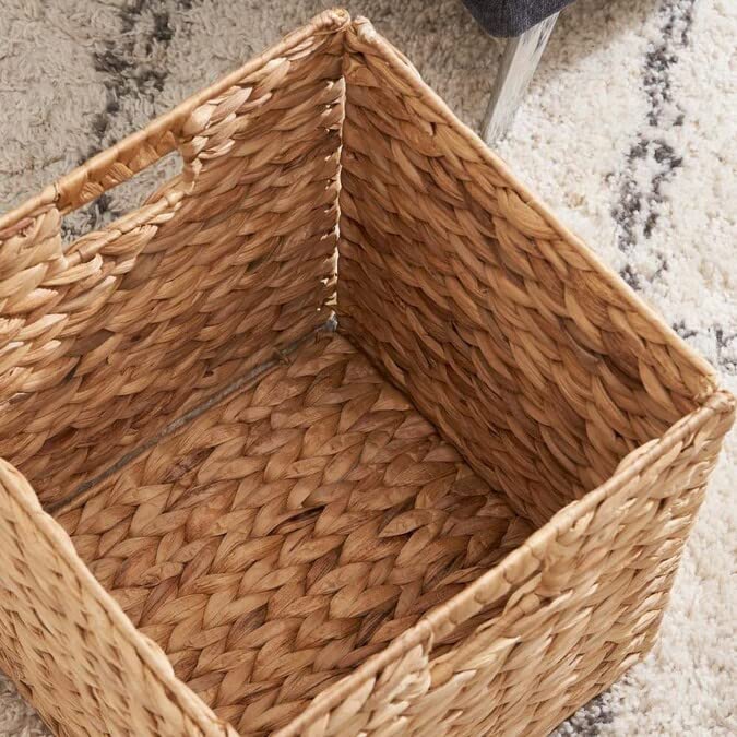 M4DECOR four-pack cubes neatly organize items on shelves.