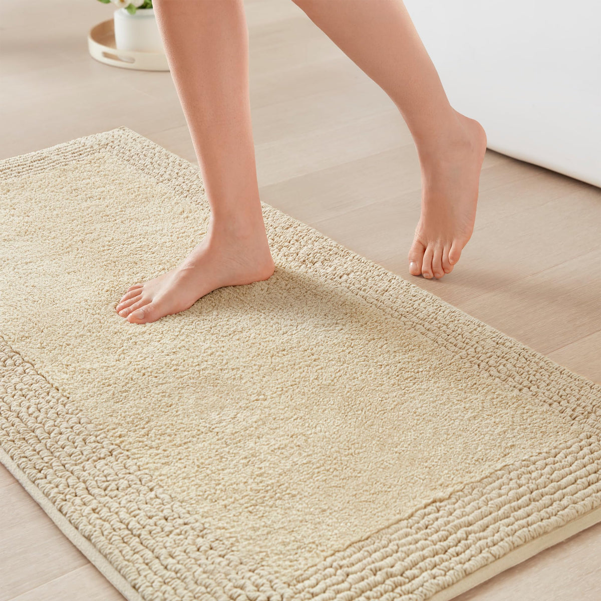 Madison Park Splendor bath rug closeup reveals dense 3000 GSM plush fibers.