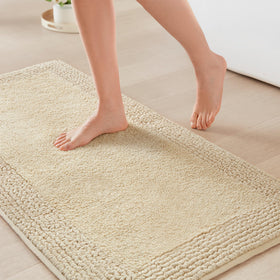 Madison Park Splendor bath rug closeup reveals dense 3000 GSM plush fibers.
