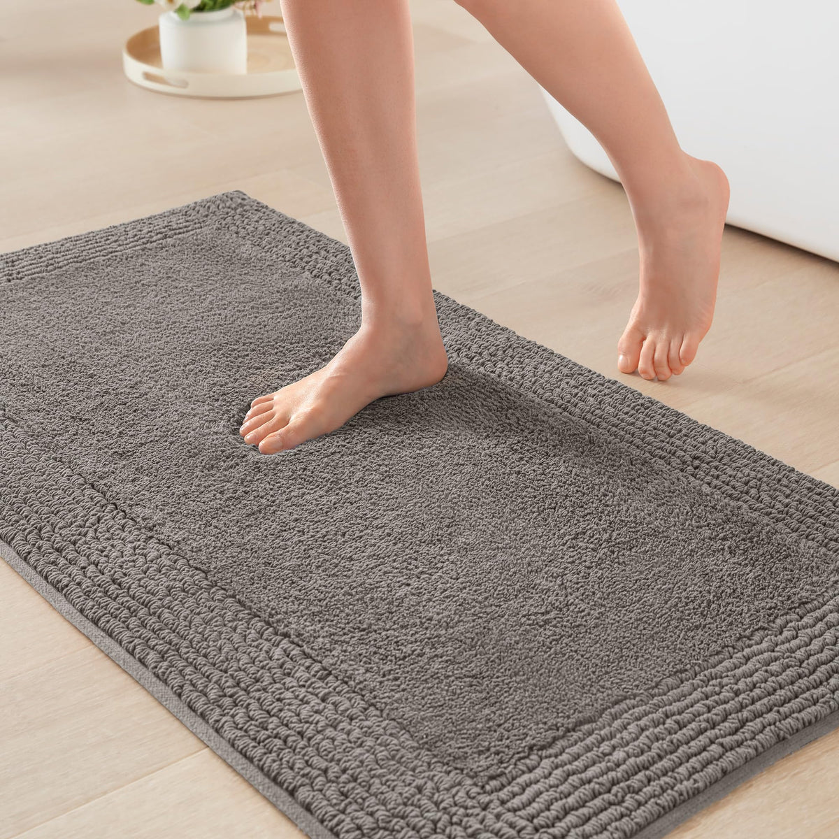 Madison Park Splendor rug top view in charcoal adds plush comfort to bathrooms.