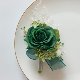 Adjustable hand corsage from MAFELOE fits most hands