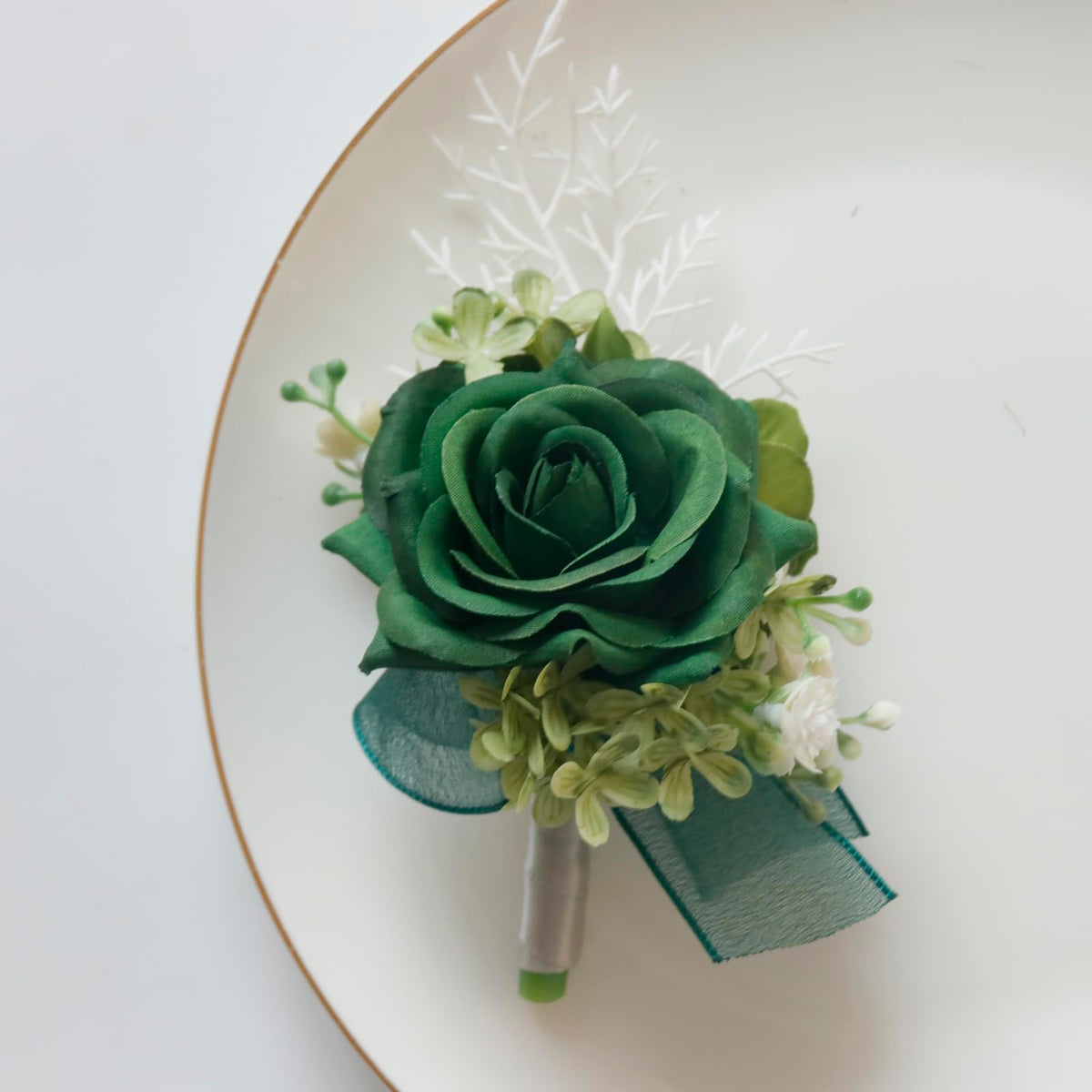 Adjustable hand corsage from MAFELOE fits most hands