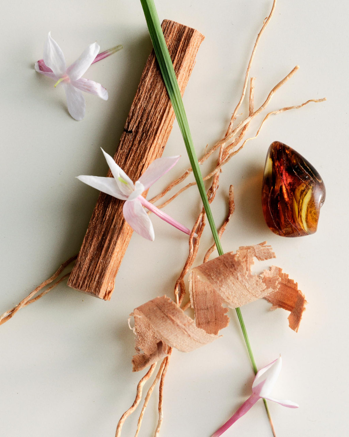 Maison Louis Marie No.04 Bois de Balincourt candle creates a warm ambience.