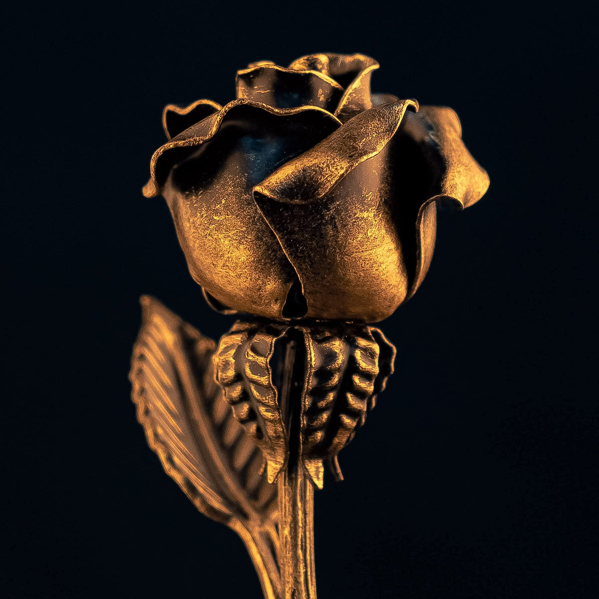 MakuliSmit bronze rose horizontal display suitable for mantles.