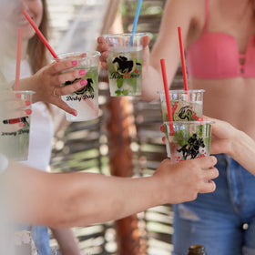 Mamfeov Derby race-themed cups complement hats and party decor.