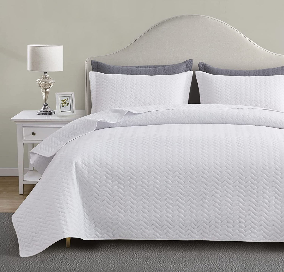 Maple&Stone white quilt set queen top view highlights lightweight, breathable comfort.