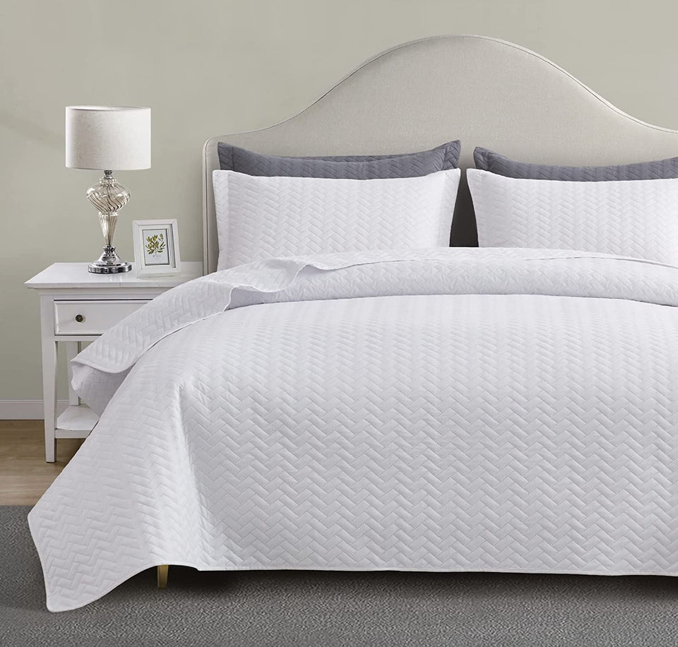 Maple&Stone white quilt set queen top view highlights lightweight, breathable comfort.