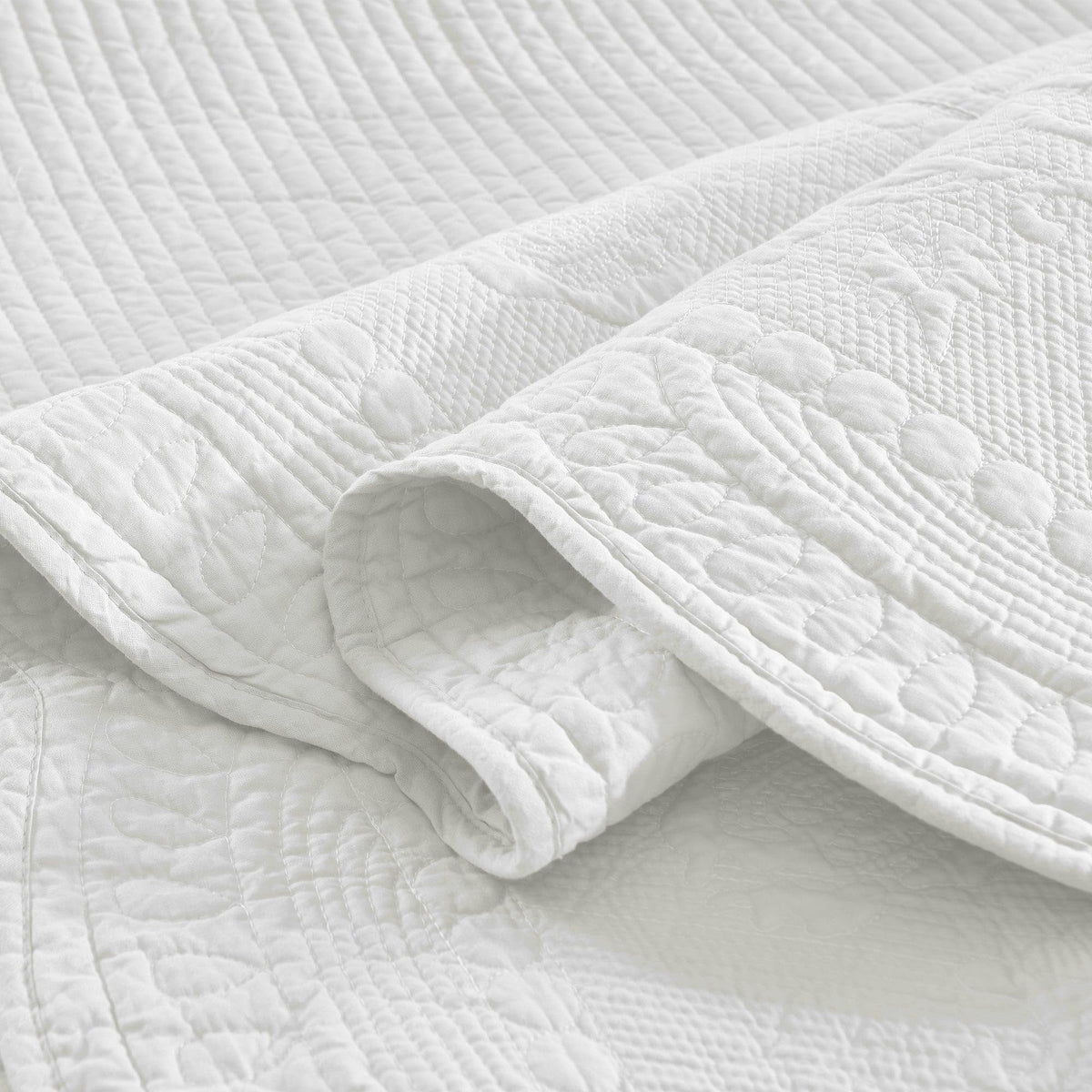 MarCielo queen-size quilt packaging included.