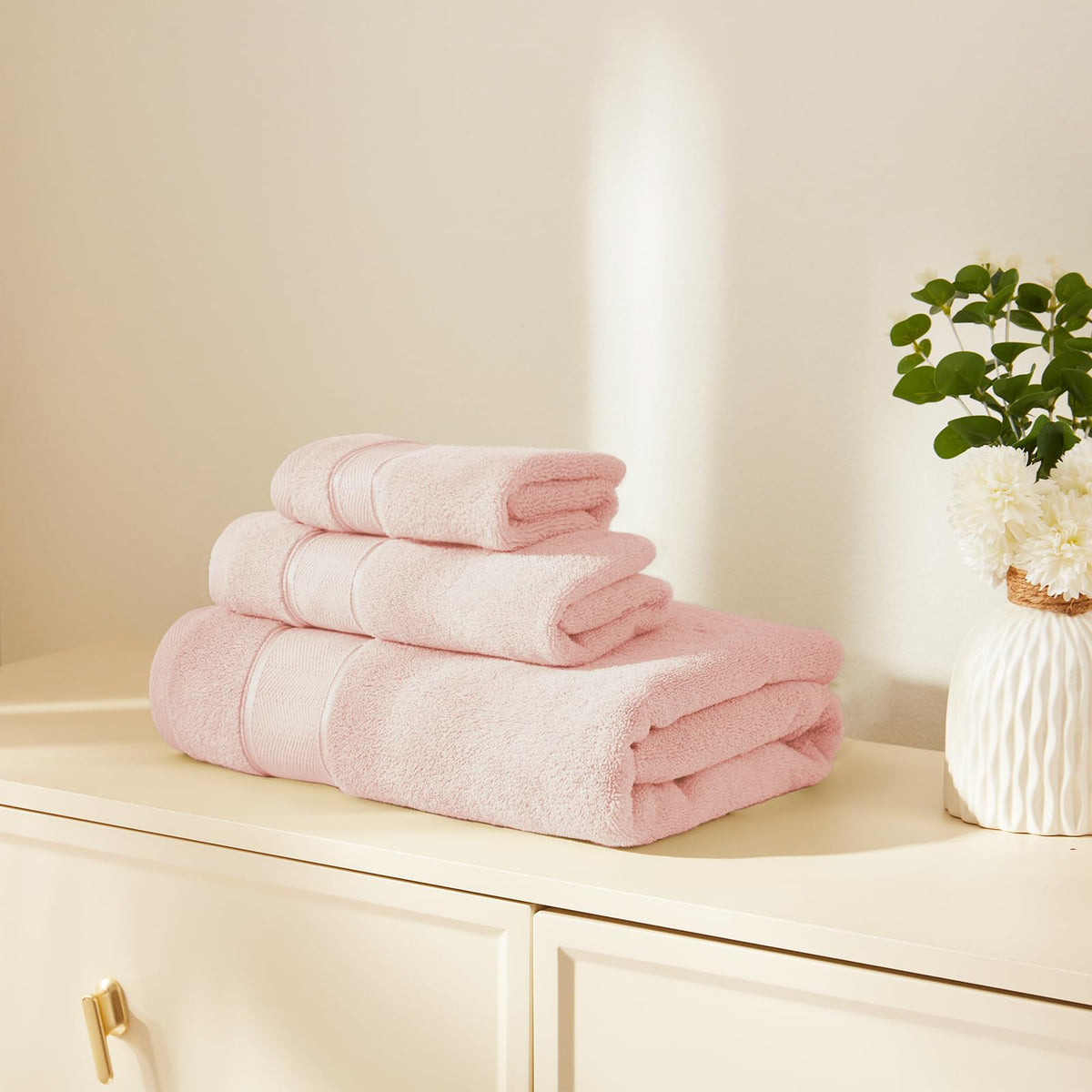 Marvione plush Turkish cotton close-up showing soft fibers and high absorbency.