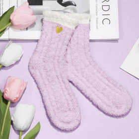 MAYICIVO silk headband keeps hair tidy during pampering.