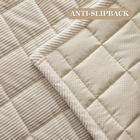 Maymiss pet couch cover machine-wash-friendly for easy cleanup after messes.