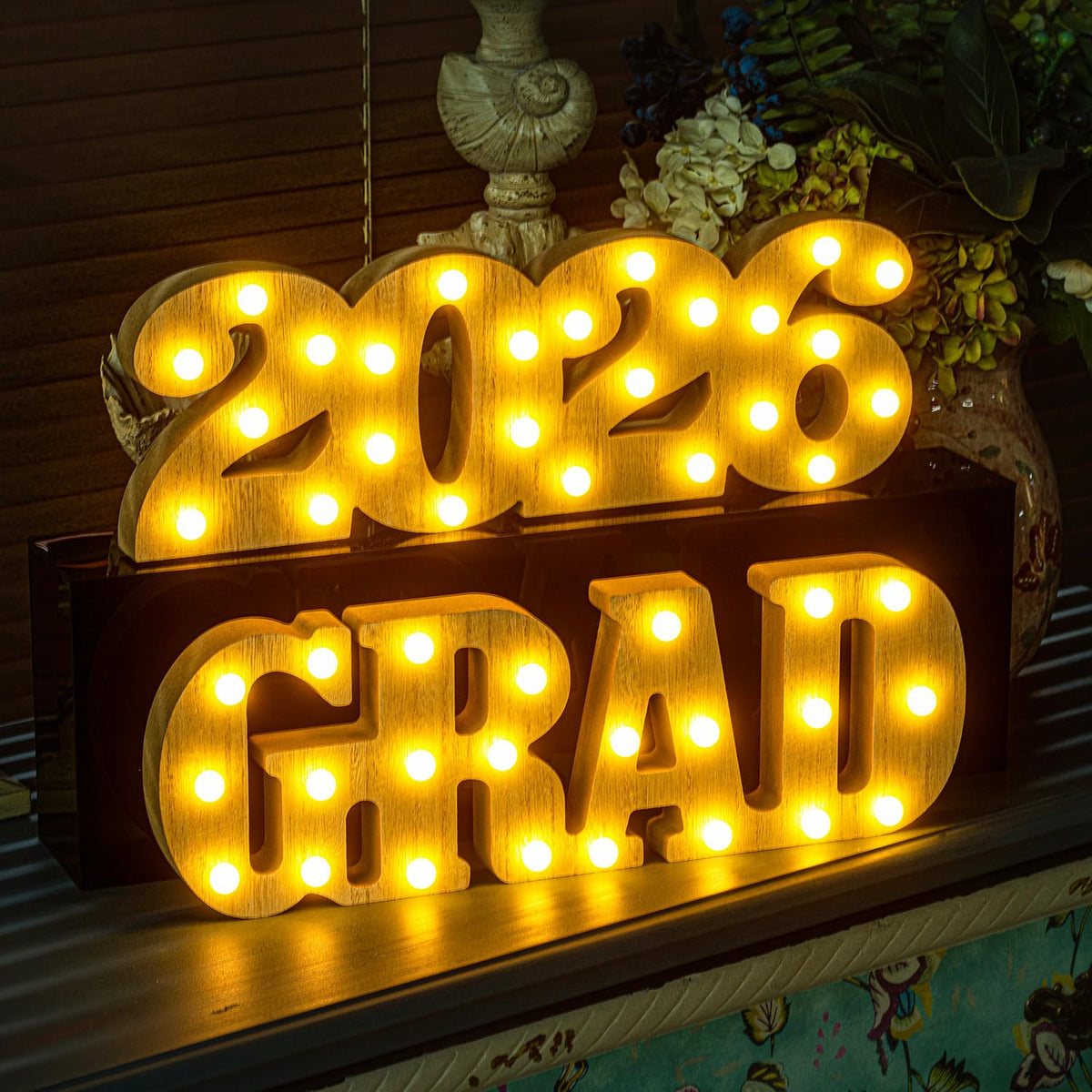 MEADIN Grad 2026 wooden sign with warm LED illumination
