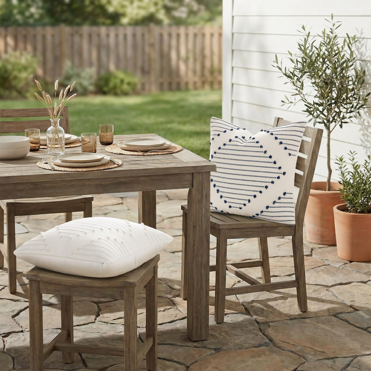 Mecatny fade-resistant color keeps navy and cream looking fresh.