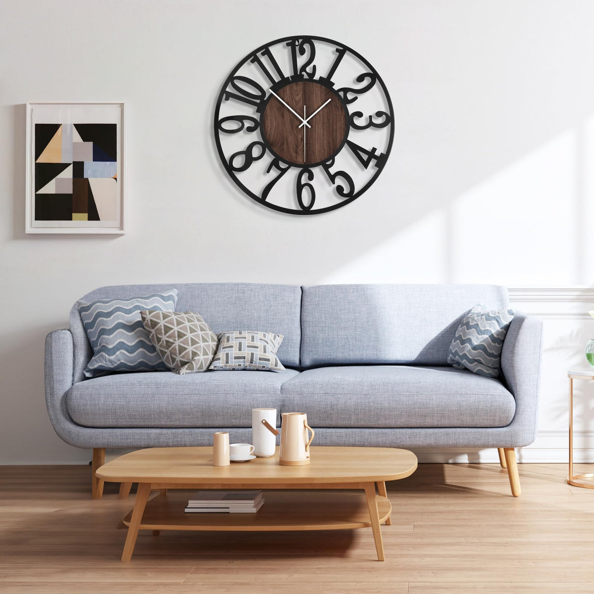 Mee 2ou White hour and minute hands for clear time at a glance.