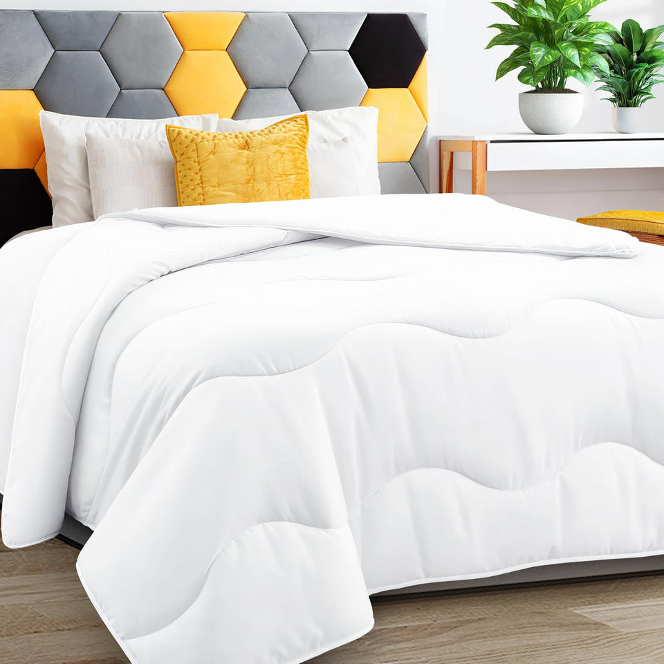MEELUS lightweight comforter close-up fabric, ultra-soft and breathable.