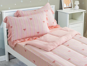 Meeting Story twin bow zipped comforter provides warm, cozy sleep for kids.