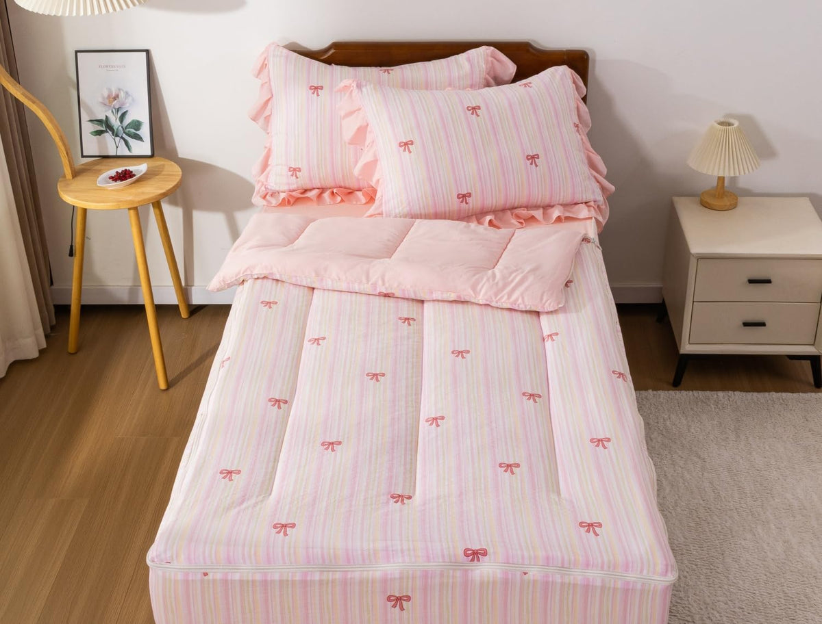 Meeting Story fitted sheet offers smooth, breathable warmth for bedtime.