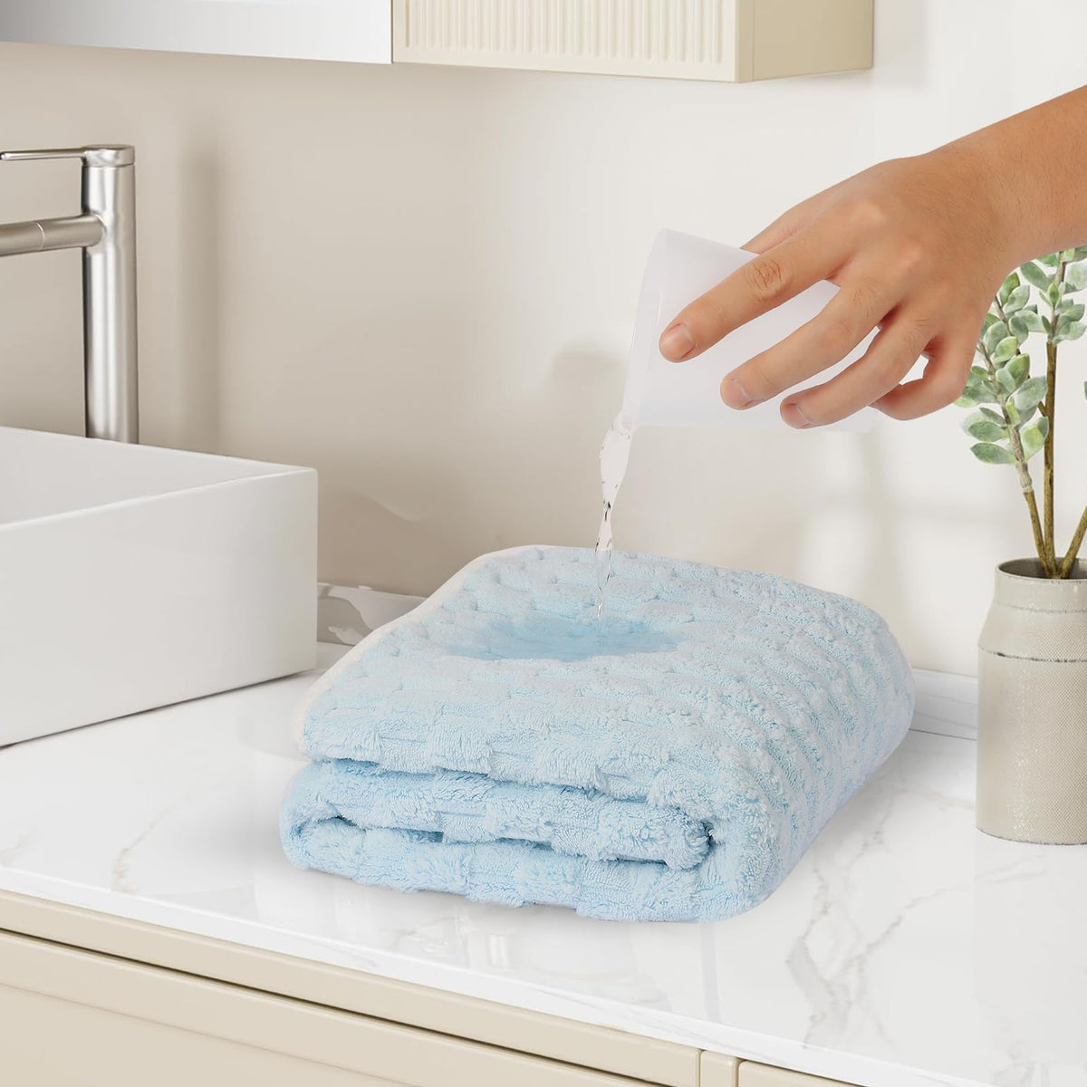 Meishiqi reinforced-edges towels resist wear and pilling over time.