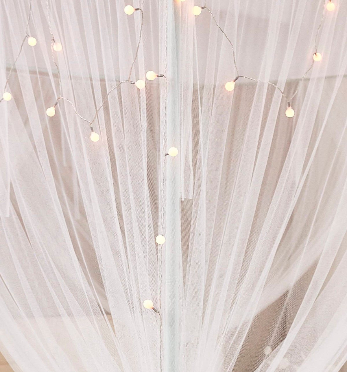 Mengersi bedroom décor with canopy adds a refined, dreamy atmosphere.