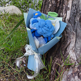 MengxFly crochet flower bouquet blue with soft accents, easy-care alternative to fresh flowers.