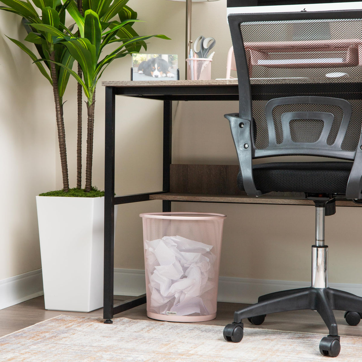 Mind Reader 16.65-liter capacity handles daily waste with ease.