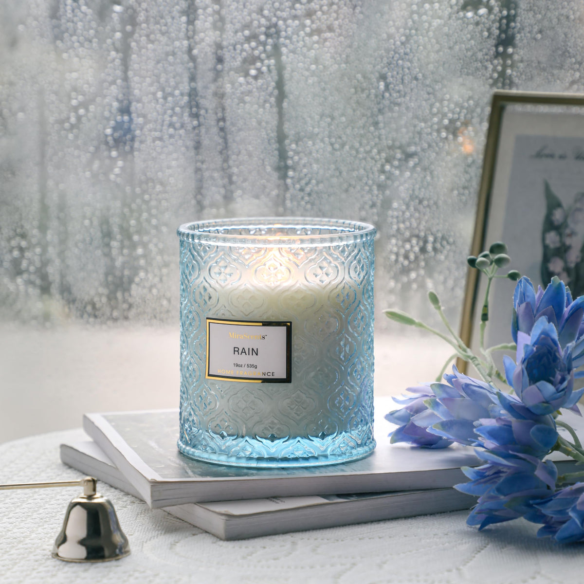 MIRASCENTS close-up of wick reveals premium soy wax for steady burn.
