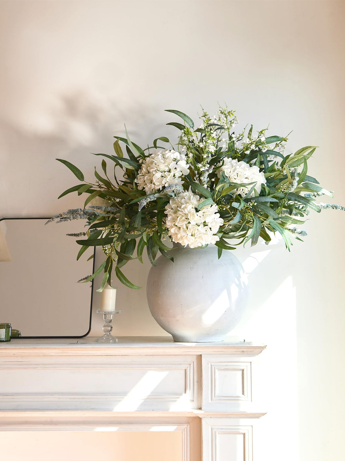 MISSPIN silk-coated stems resist fading, ensuring year-round elegance in indoor and outdoor setups.