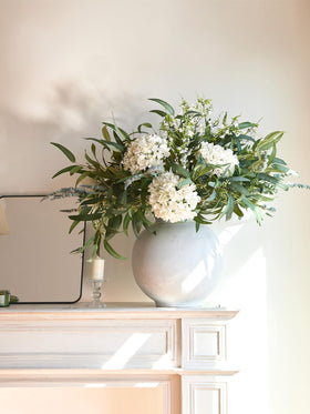 MISSPIN silk-coated stems resist fading, ensuring year-round elegance in indoor and outdoor setups.