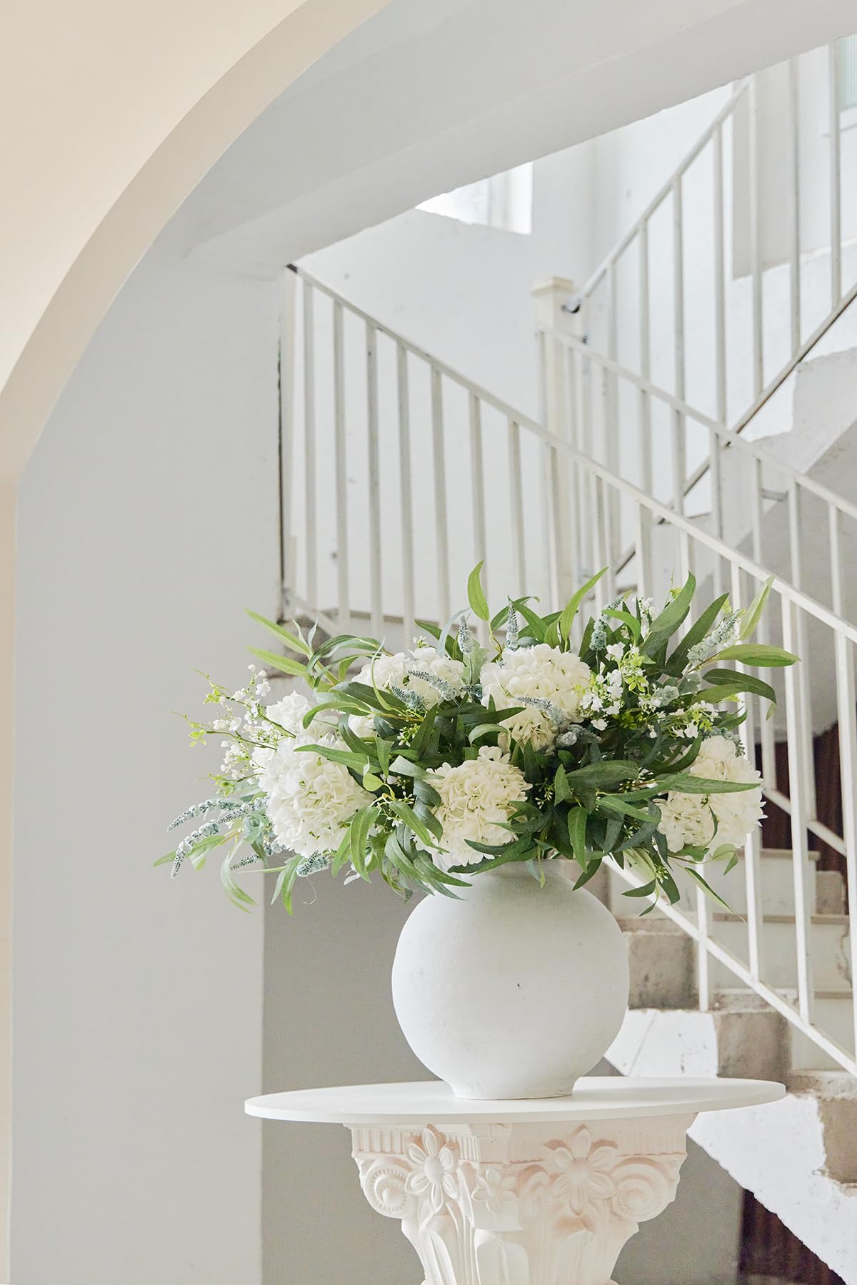 MISSPIN 24–32 inch stems provide versatile height for layered bouquets and cascading installations.