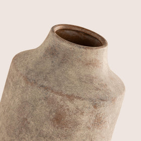 Mitt&Ditt farmhouse vase enhances living room decor with versatile styling.