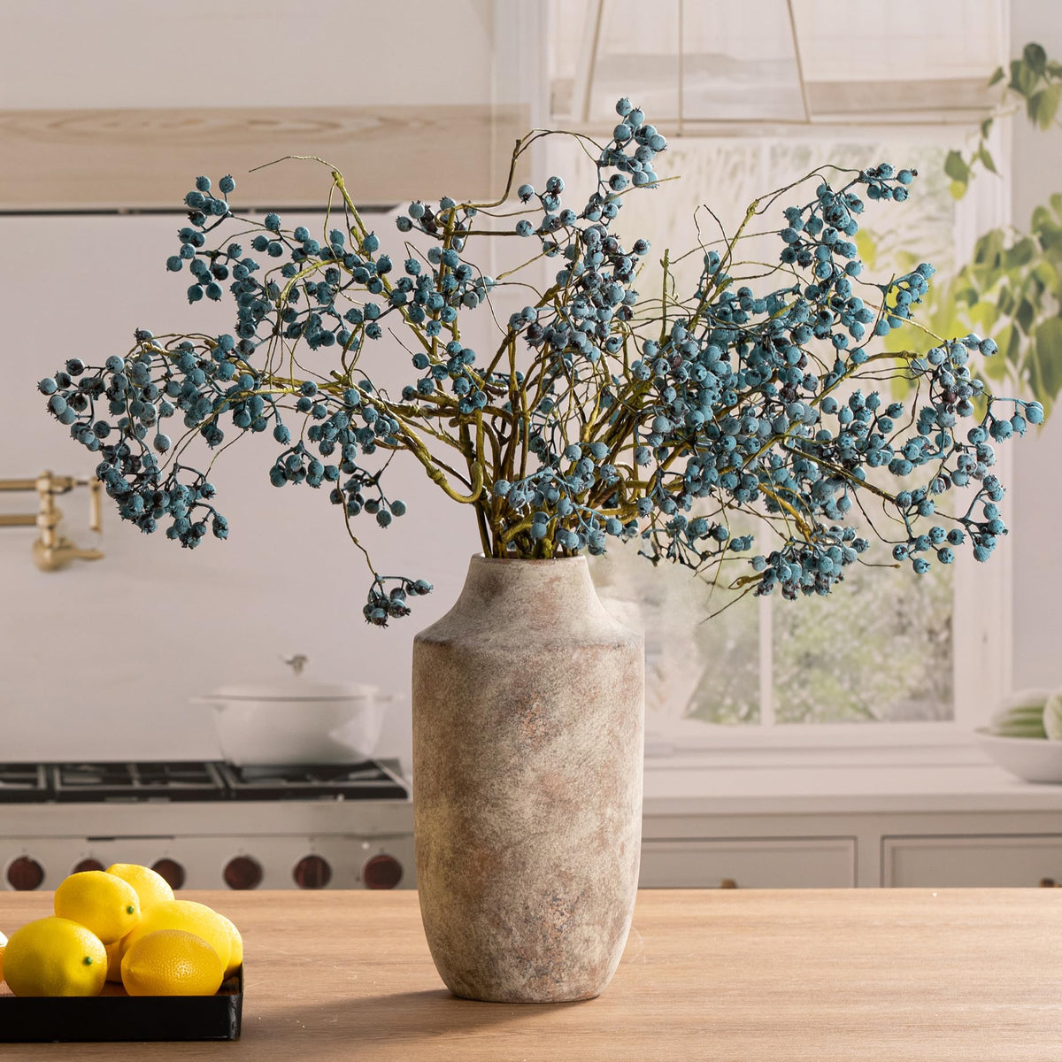 Mitt&Ditt non-slip bottom vase protects surfaces during movement.